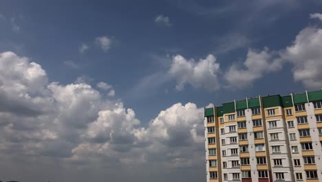 Schöner-Zeitraffer-des-Hauses-auf-einem-Hintergrund-von-Wolken