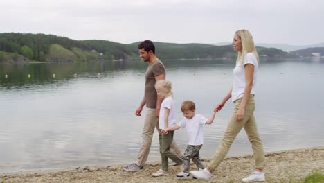 Familie-von-vier-Wanderungen-am-See