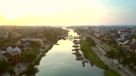 pequeñas-casas-de-la-antigua-ciudad-antes-del-amanecer-en-las-orillas-del-río