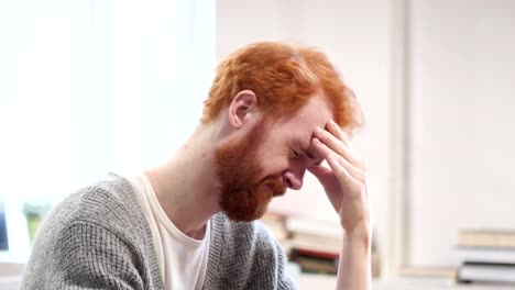 Dolor-de-cabeza,-hombre-tenso-en-el-trabajo