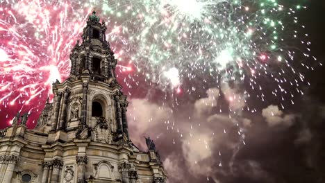 Hofkirche-o-Catedral-de-la-Santísima-Trinidad-y-fuegos-artificiales-de-vacaciones---iglesia-barroca-en-Dresde,-Sachsen,-Alemania