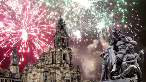 Escultura-en-la-terraza-Bruhl-y-Hofkirche-o-catedral-de-la-Santísima-Trinidad-y-fuegos-artificiales-de-vacaciones---iglesia-barroca-en-Dresde,-Sachsen,-Alemania