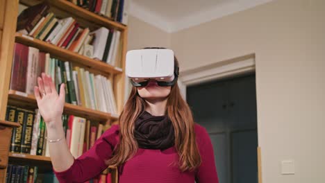 Mujer-joven-en-gafas-de-realidad-Virtual