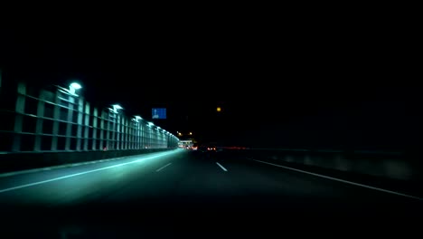 fahren-auf-der-Autobahn-Nacht