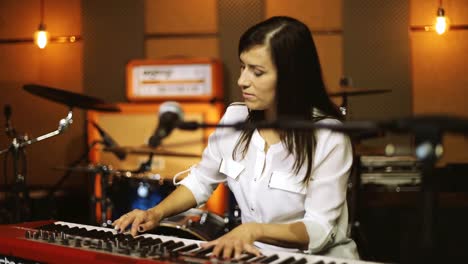 Woman-Playing-the-Piano