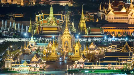 La-pira-funeraria-real-del-rey-y-Templo-del-Buda-Esmeralda,-Wat-Phra-Kaew,-Templo-de-amanecer-en-Bangkok,-Tailandia