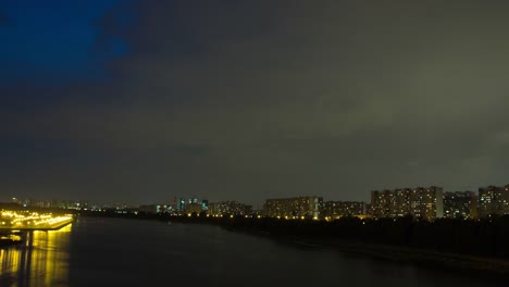 Tempestad-de-truenos-se-mueve-sobre-edificios-de-apartamentos-en-la-noche