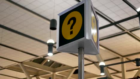 Bewegung-der-Informationstafel-am-YVR-Flughafen