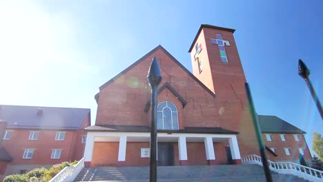 Moderne-katholische-Kirche.-Kirche-der-Gebäudehülle.-Eingang-zur-Kirche