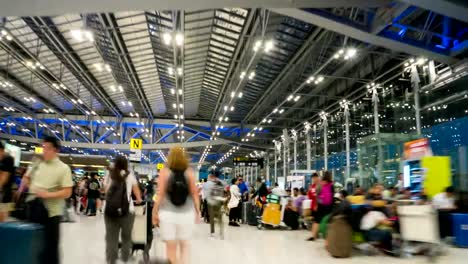 Zeitraffer-der-Touristen-in-Bangkok-Suvarnabhumi-Flughafen