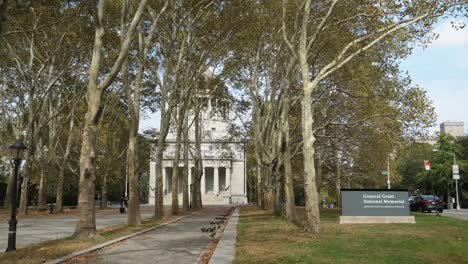 Day-Autumn-Establishing-Shot-of-General-Grant-National-Memorial