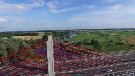 Antenne-des-modernen-Autobahn-Kabel-gebliebene-Brücke-am-Fluss