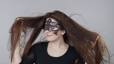 Frau-mit-Karneval-Maske-lange-Haare-weht