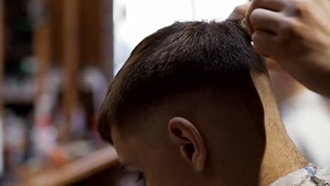 Proceso-de-corte-de-cabello-en-peluquería