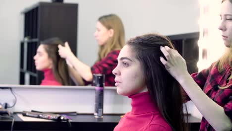 Woman-getting-hairdressing-in-hair-salon