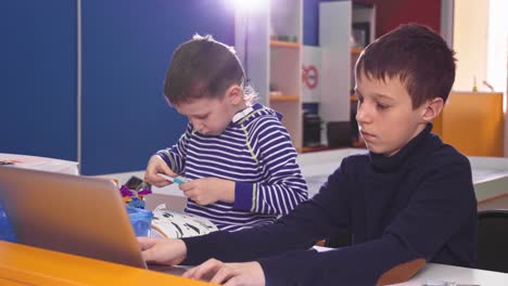 Kinder-Roboter-zu-schaffen,-in-der-Schule-ergeben-sich-Bildung.-Frühe-Entwicklung,-diy,-Innovation,-moderne-Technologie-Konzept.