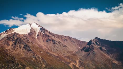 Sommer-Landschaft-in-Bergen-und-tiefblauen-Himmel.-Zeitraffer.-Lager.-Timelapsed-Landschaft-mit-Bergen-und-bewölktem-Himmel