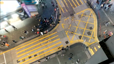 Draufsicht-des-Menschen-beim-Überqueren-der-Straße.