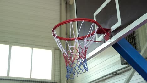 Basketball-Ring-in-einer-Sporthalle