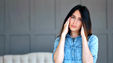 Frau-leidet-Stress-oder-Kopfschmerzen-verzog-das-Gesicht-vor-Schmerzen-zu-Hause