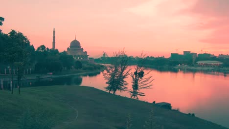 Putrajaya-mezquita-y-hombre-hecho-lago-en-un-bello-atardecer,-Kuala-Lumpur,-Malasia