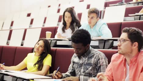 Gruppe-von-Studenten-mit-Notebooks-im-Hörsaal