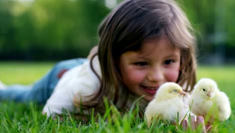 Kleine-Mädchen-spielen-mit-Küken