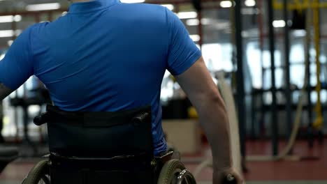 Adaptive-Sportler-Training-mit-Seilen-zu-kämpfen