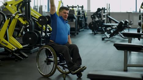 Determined-Man-in-Wheelchair-Training-in-Gym