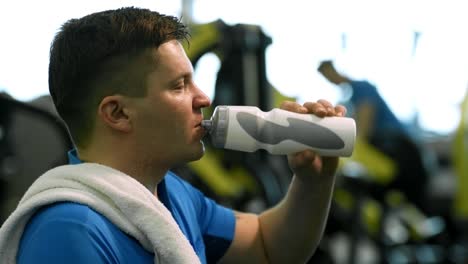 Hombre-cansado-descansando-después-de-entrenamiento