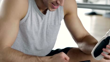 Un-chico-sin-camiseta-en-el-gimnasio,-entrena-su-cuerpo-para-mantenerse-en-forma-y-han-definido-los-músculos.-El-atleta-provoca-fatiga-y-cargas-pesadas.