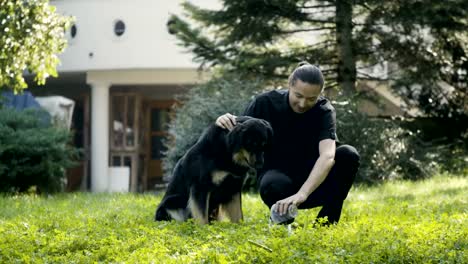 Niedlicher-Hund-leckt-mans-Gesicht