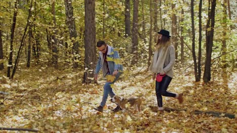 Joven-pareja-va-a-dar-un-paseo-y-jugar-con-el-perro