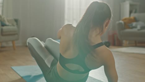 Lenta-cercana-a-tiro-de-una-hermosa-seguro-tetona-gimnasio-femenino-en-un-Top-deportivo-es-haciendo-entrenamiento-Abdominal-en-su-apartamento-luminoso-y-espacioso-interior-minimalista.