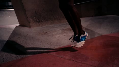Afro-amerikanischen-Sportler-anstrengenden-Seilspringen-für-die-Übung