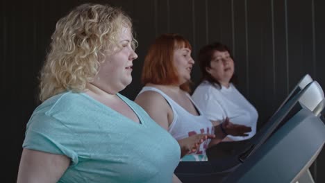 Mujeres-grasas-que-tienen-entrenamiento-de-la-caminadora