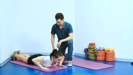 La-chica-haciendo-ejercicios-deportivos-en-el-centro-de-rehabilitación