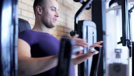 Un-joven-es-entrenamiento-en-el-gimnasio.-4K