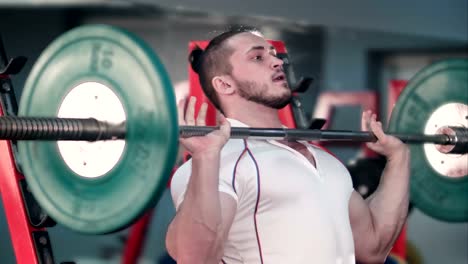 Athletic-young-man-lifting-weights-in-the-gym