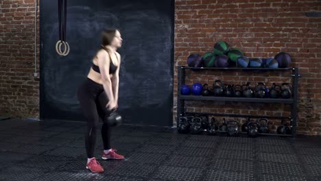 Woman-athlete-doing-kettlebell-workout