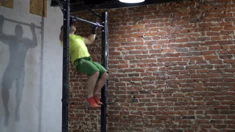 Man-doing-chest-to-bar-pull-up