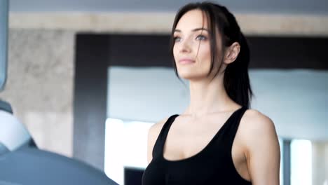 Linda-mujer-haciendo-ejercicio-en-el-gimnasio