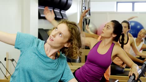 Schöne-Frauen-im-Fitness-Studio-trainieren