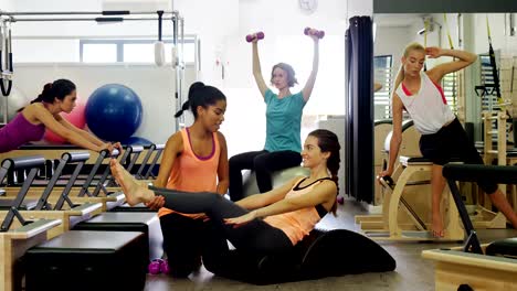 Schöne-Frauen-im-Fitness-Studio-trainieren