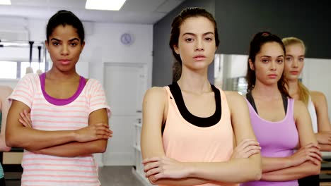 Mujeres-hermosas-de-pie-en-el-gimnasio