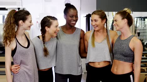 Schöne-Frauen-stehen-im-Fitness-studio