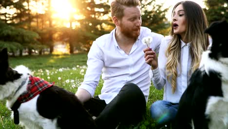 Hermosa-pareja-abrazar-y-caminar-al-aire-libre-de-perros