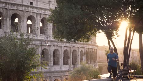 Hombre-en-ropa-deportiva-corriendo-delante-del-Coliseo-de-Roma-al-atardecer