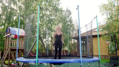 Frau-auf-einem-Trampolin-springen