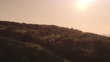 Hombre-corriendo-en-la-cima-de-una-montaña-en-una-isla